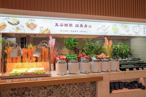 Un mostrador de buffet con diversos alimentos y un cartel del menú en la parte superior.