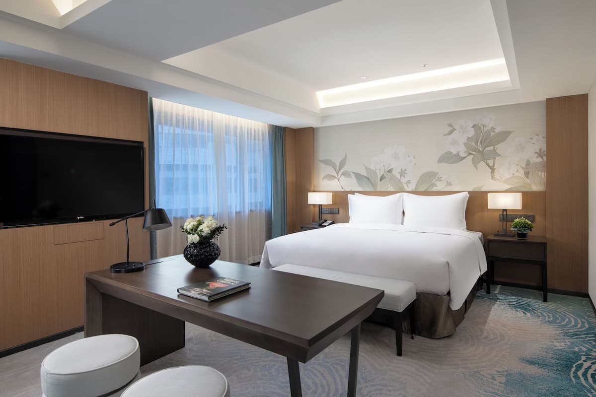 Deluxe Suite | 1 bedroom, minibar, desk, blackout drapes