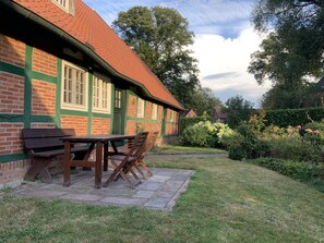 Outdoor dining - Historic half-timbered houses combined with modern furnishings in an idyllic location (Lemwerder)
