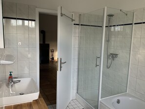 Bathtub, hair dryer, towels, soap - Historic half-timbered houses combined with modern furnishings in an idyllic location (Lemwerder)