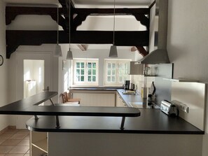 Fridge, microwave, oven, stovetop - Historic half-timbered houses combined with modern furnishings in an idyllic location (Lemwerder)