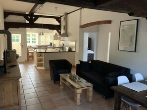 TV, books - Historic half-timbered houses combined with modern furnishings in an idyllic location (Lemwerder)