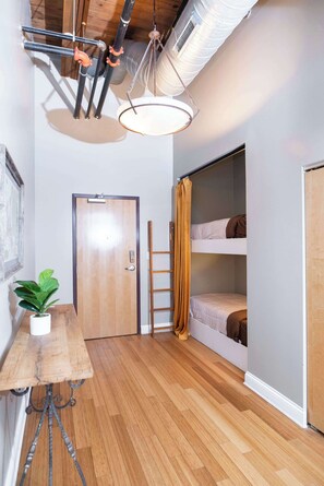 5 slaapkamers, een strijkplank/strijkijzer, wifi