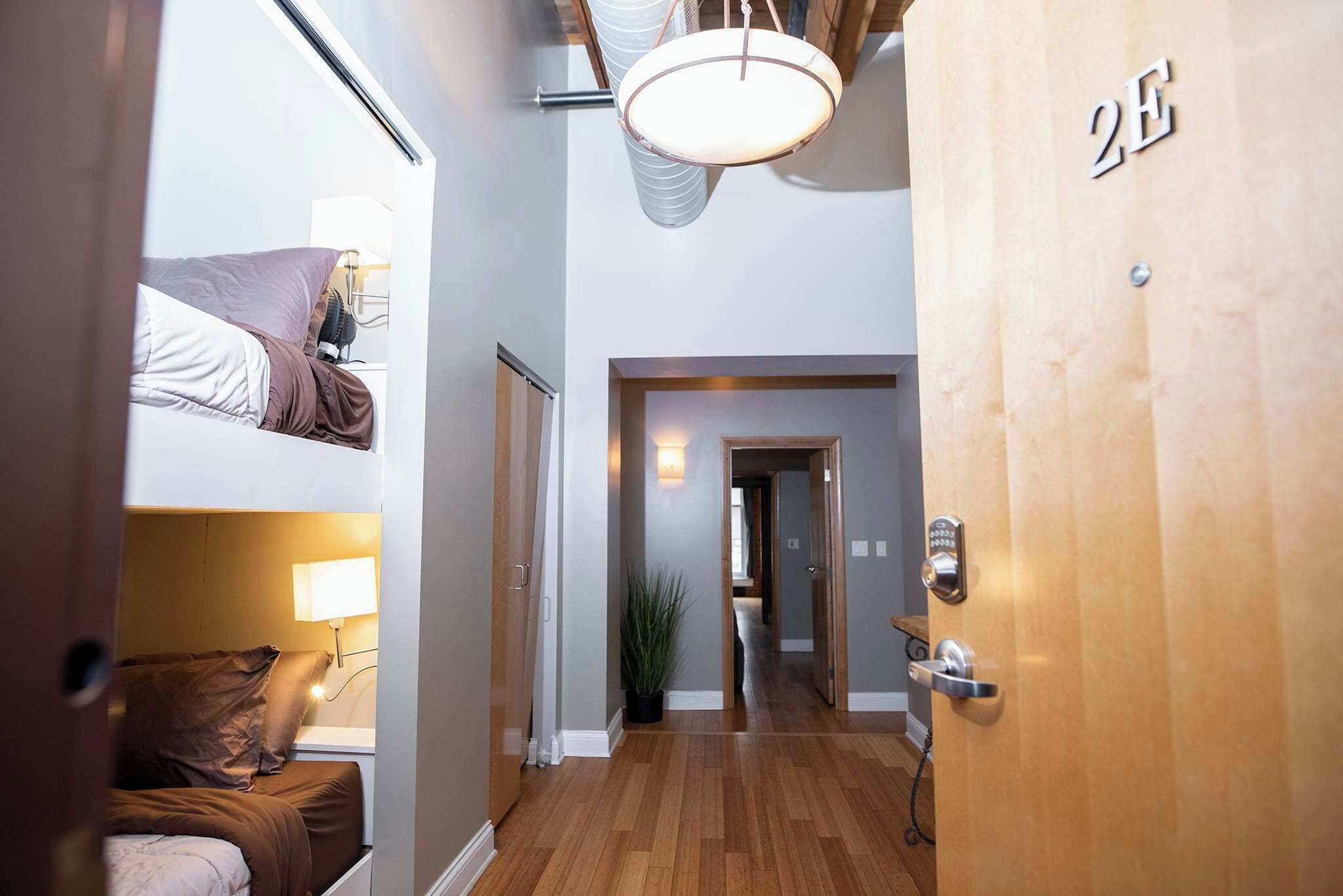 5 habitaciones, tabla de planchar con plancha y wifi 