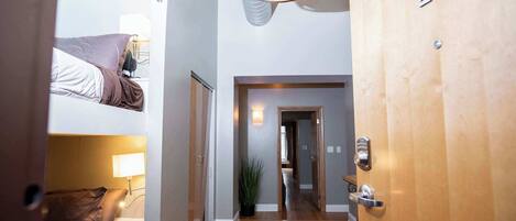 5 habitaciones, tabla de planchar con plancha y wifi