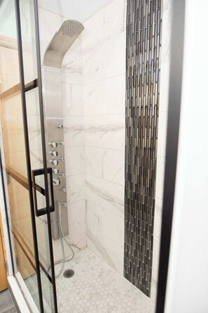 Een douche, een haardroger, shampoo