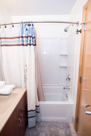 Een douche, een haardroger, shampoo