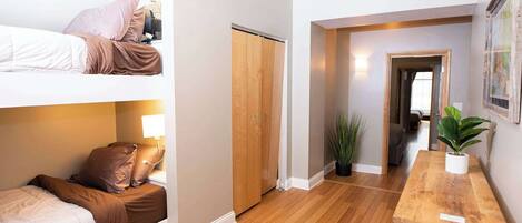 5 bedrooms, iron/ironing board, WiFi