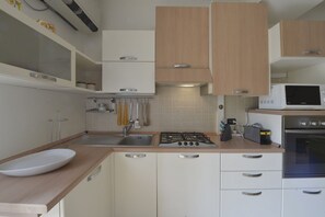 Kühlschrank, Mikrowelle, Ofen, Herdplatte