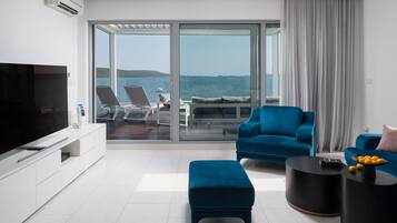 Luxury-Apartment, 3 Schlafzimmer, Meerblick (N5) | Wohnbereich | 50-Zoll-Flachbildfernseher mit Satellitenempfang, Fernseher, Bücher