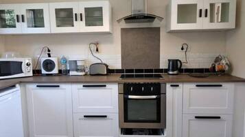 Een koelkast, een microgolfoven, een oven, een kookplaat