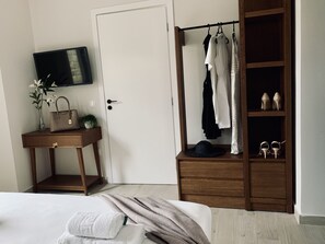 3 makuuhuonetta, tallelokero huoneessa, työpöytä, äänieristys