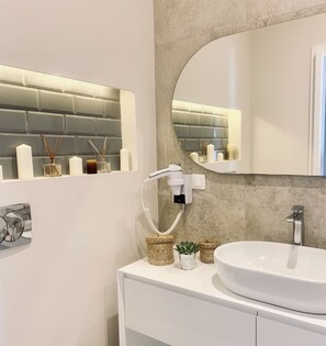 Duschwanne, Haartrockner, Bademäntel, Handtücher