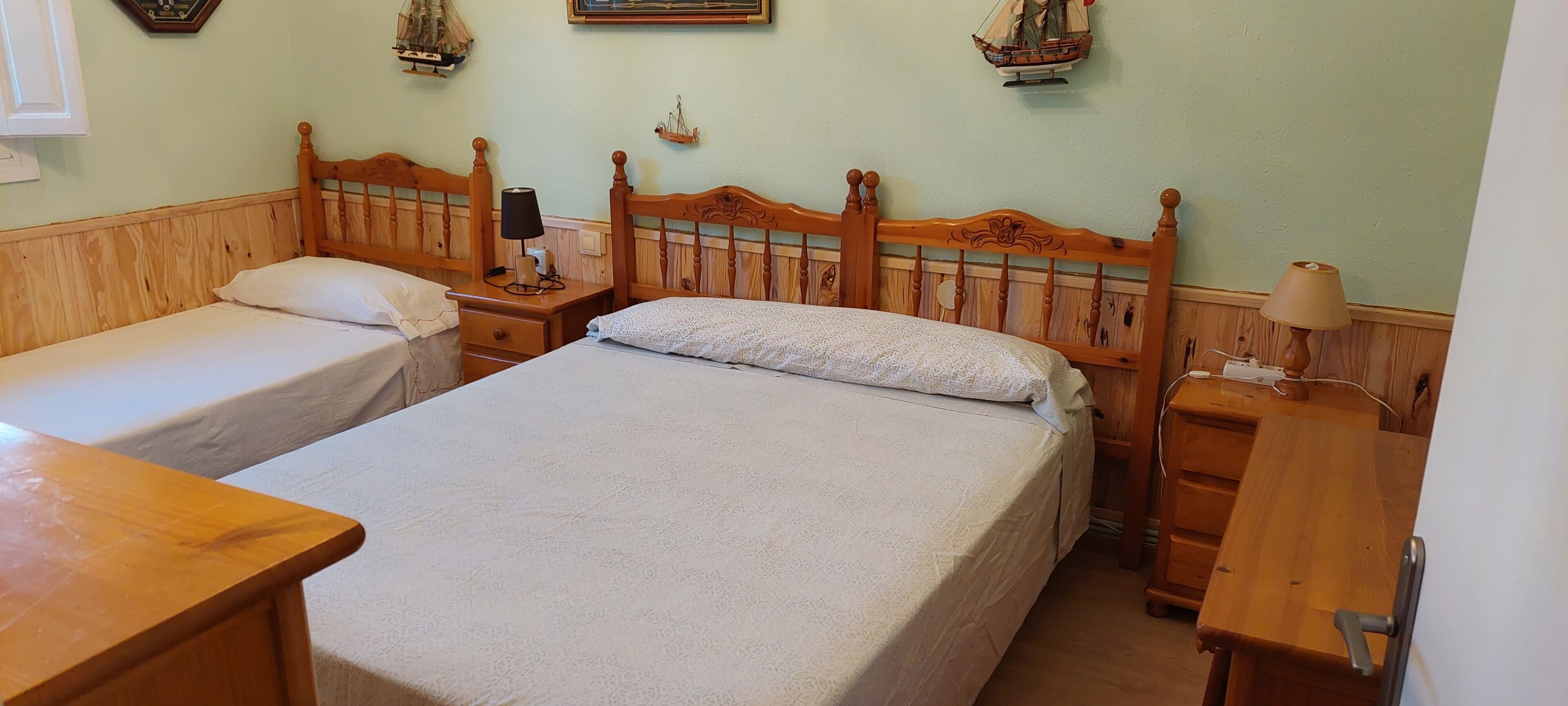 3 slaapkamers, een strijkplank/strijkijzer, gratis wifi, beddengoed