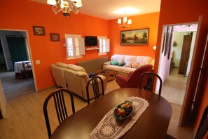 Fernseher, Kamin, DVD-Player, Bücher