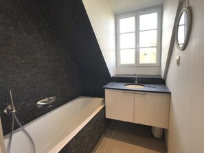 Duschwanne, Haartrockner, Handtücher, Toilettenpapier