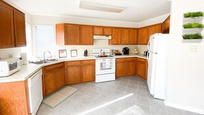 Coffee/tea maker, microwave, dishwasher, cookware/dishes/utensils - Lark's Lane Lodge (Killeen)