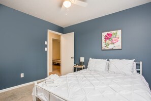 3 bedrooms, laptop workspace, iron/ironing board, bed sheets - The Lexi Lodge (Hope Mills)