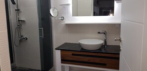Douche, chaussons, serviettes fournies