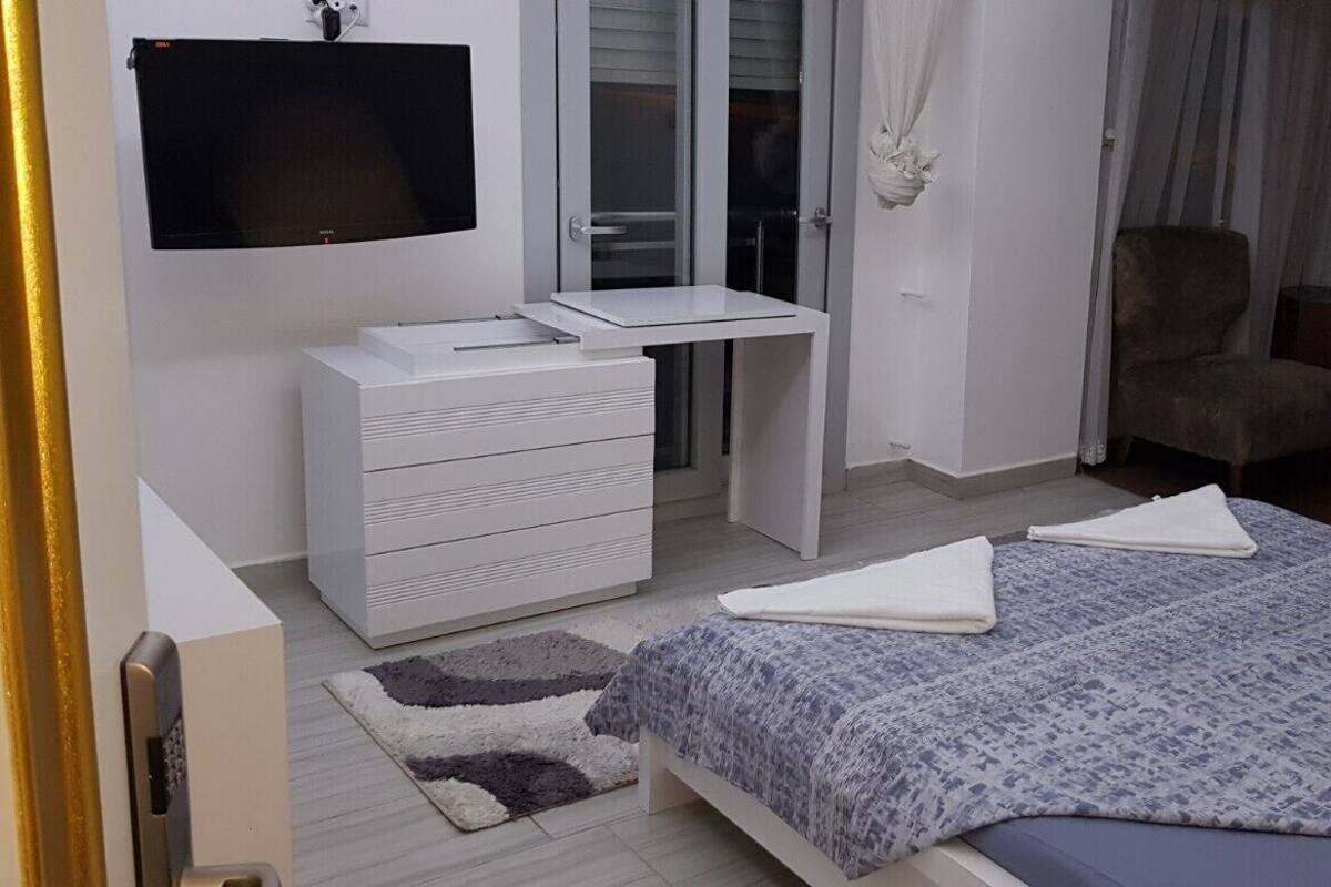 In-room safe, laptop workspace, soundproofing, free WiFi