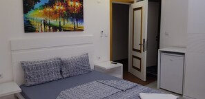 Caja de seguridad en la habitación y espacio para trabajar con laptop