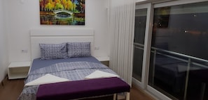 Zimmersafe, laptopgeeigneter Arbeitsplatz, schallisolierte Zimmer