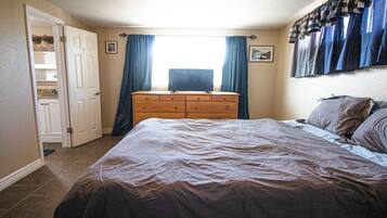 4 bedrooms, laptop workspace, iron/ironing board, bed sheets