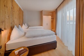 3 bedrooms, in-room safe, WiFi, bed sheets