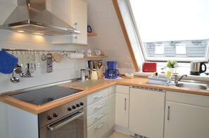 Køleskab, ovn, kaffe-/temaskine, elkedel