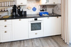 Køleskab, ovn, opvaskemaskine, kaffe-/temaskine