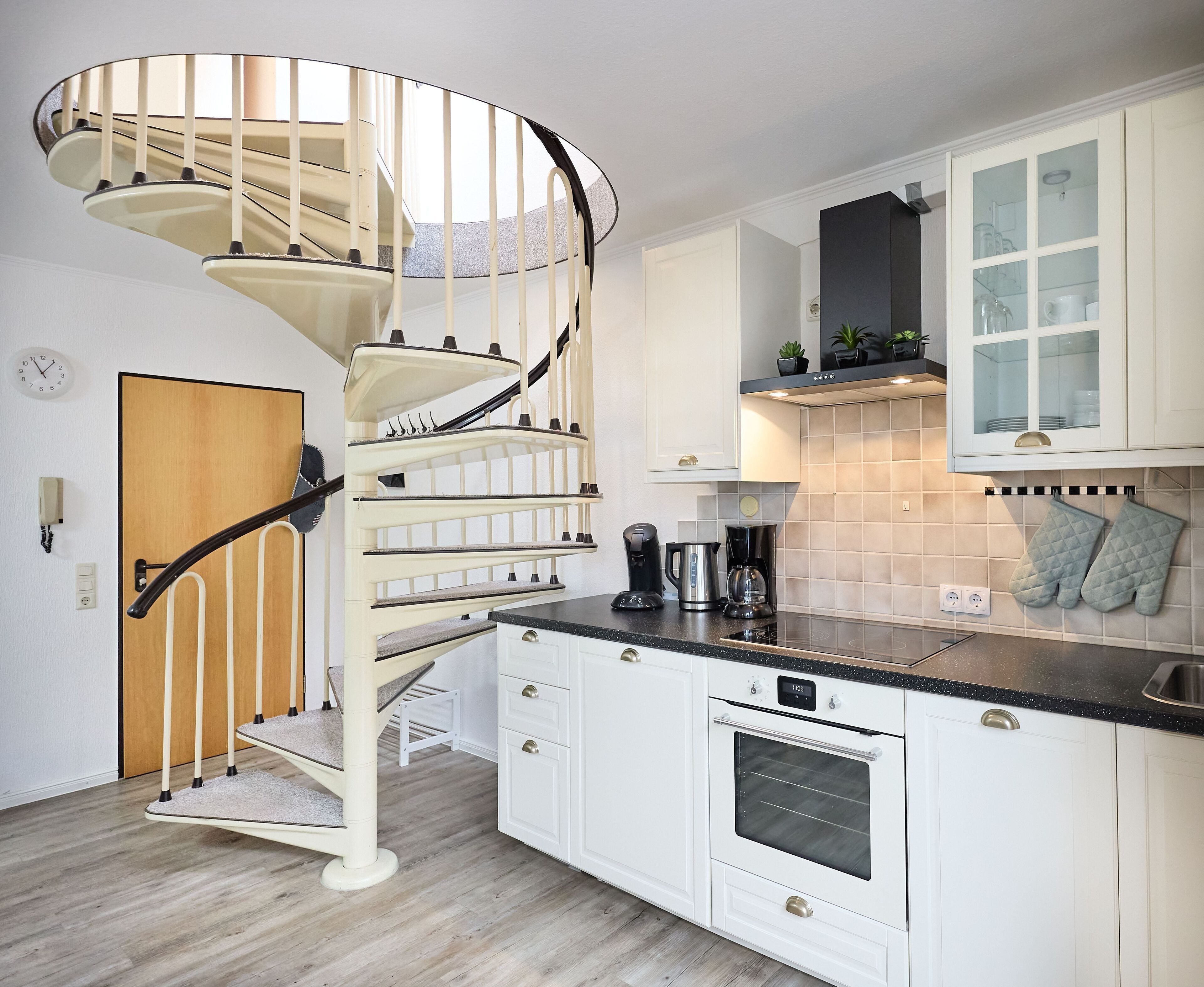 Réfrigérateur, four, lave-vaisselle, cafetière/bouilloire