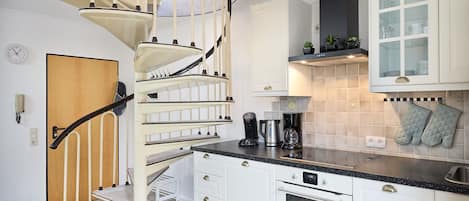 Kühlschrank, Ofen, Geschirrspüler, Wasserkocher mit Kaffee-/Teezubehör