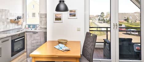 Een koelkast, een microgolfoven, een oven, een vaatwasser