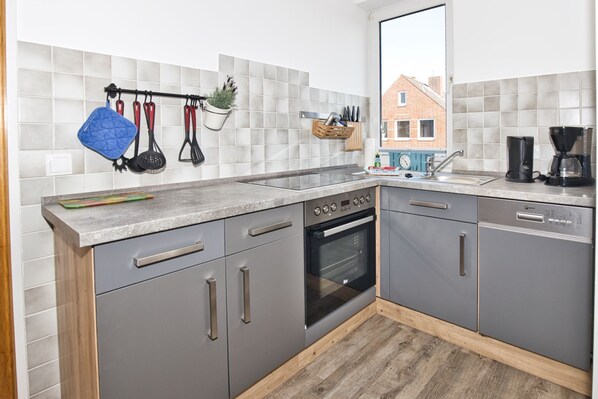 ثلاجة، ميكروويف، فرن، غسالة أطباق