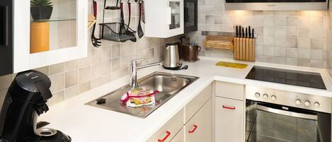 Køleskab, ovn, opvaskemaskine, kaffe-/temaskine