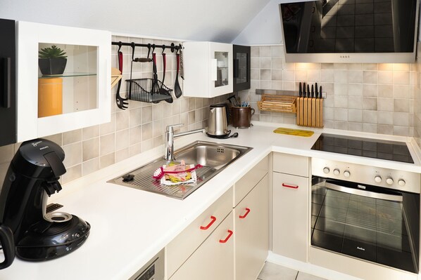 Køleskab, ovn, opvaskemaskine, kaffe-/temaskine