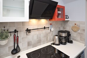 Køleskab, ovn, opvaskemaskine, kaffe-/temaskine