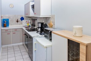 Køleskab, ovn, opvaskemaskine, kaffe-/temaskine