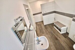 Dusche, Handtücher, Toilettenpapier