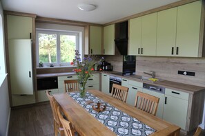 Refrigerador, microondas, horno y lavavajillas 