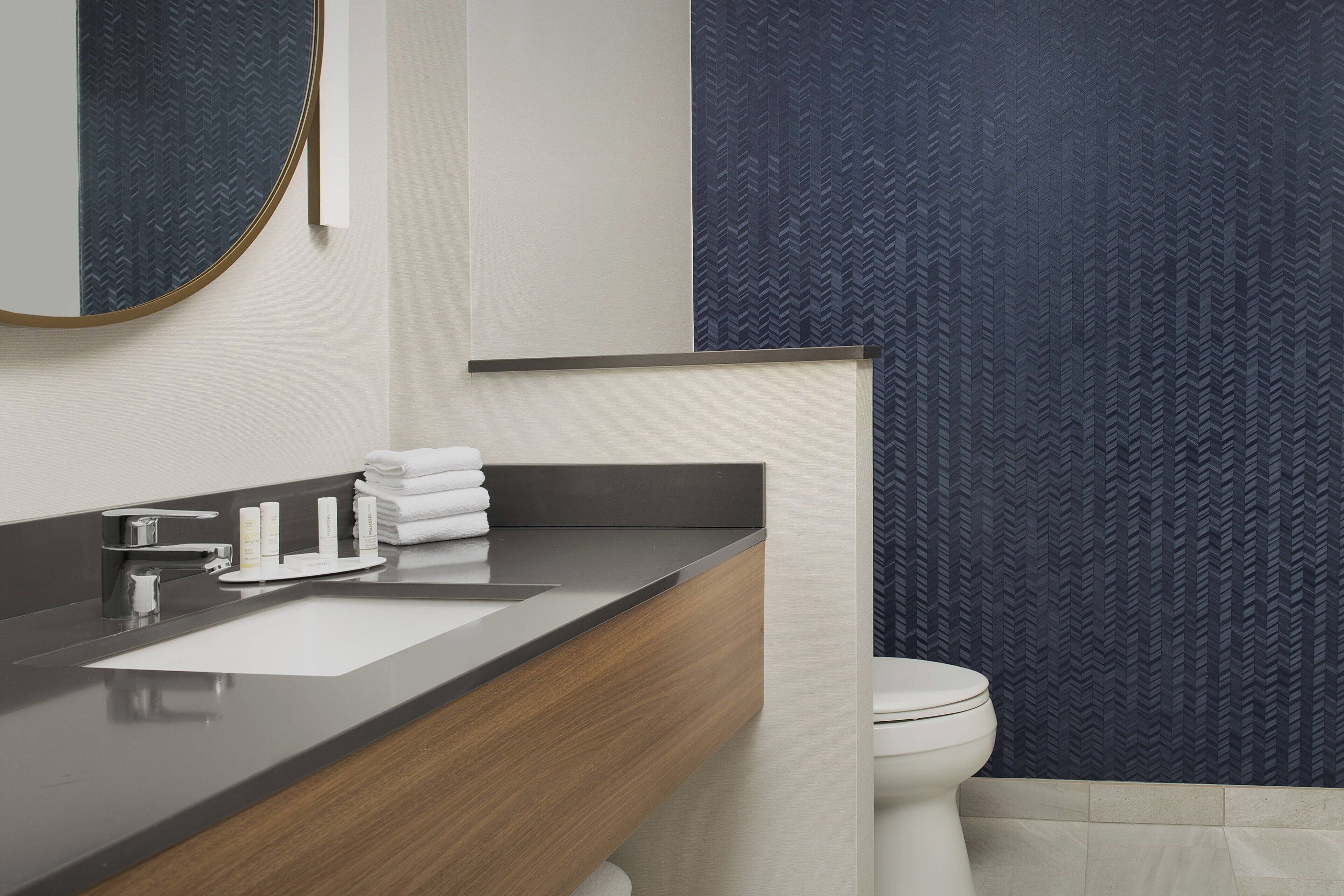 room, 2 queen beds, non smoking | bathroom | free toiletries, hair dryer, towels