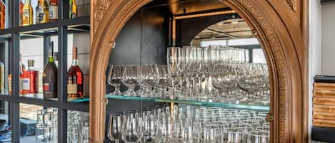 2 restaurants, breakfast served