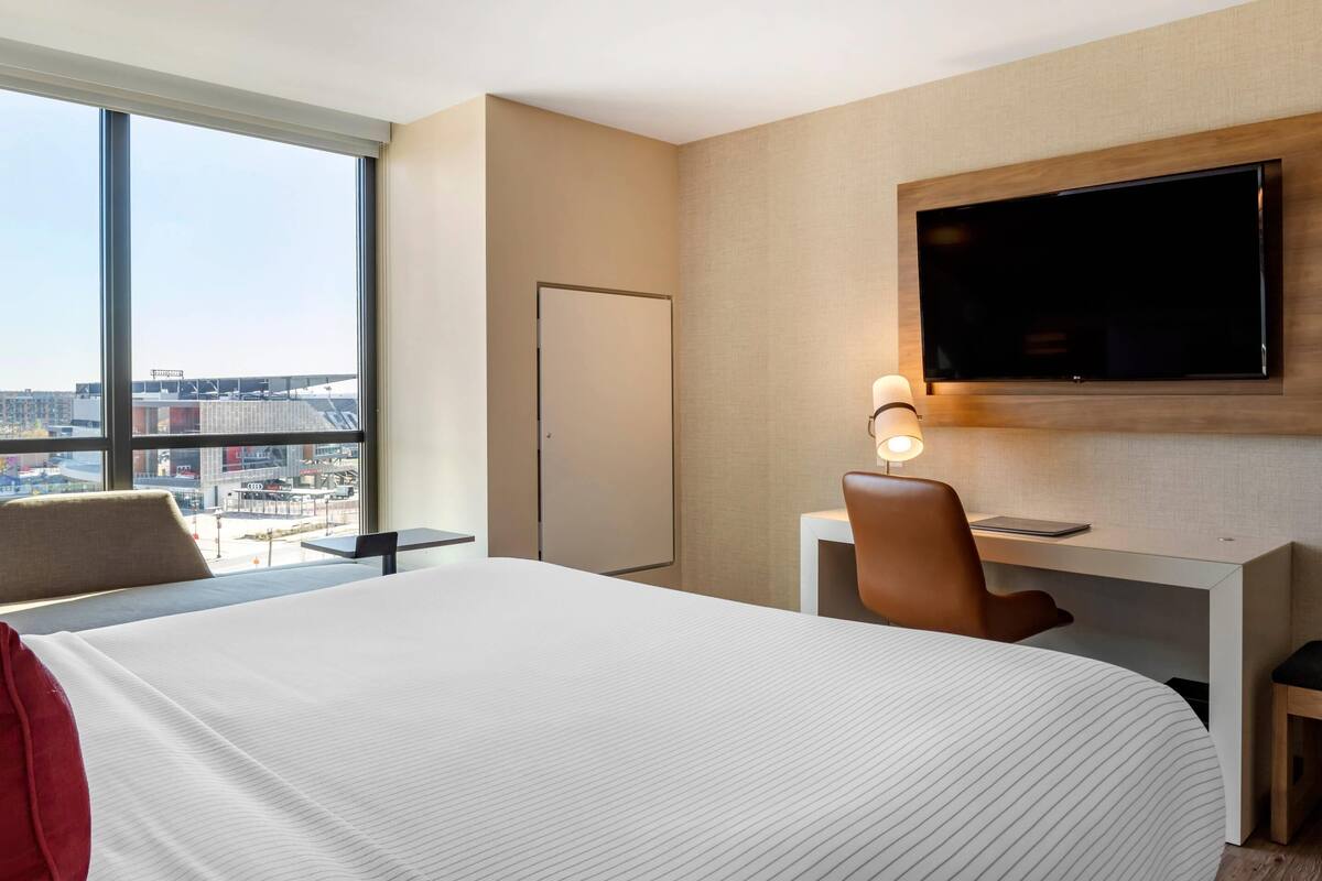 Ropa de cama de alta calidad y caja de seguridad en la habitación 