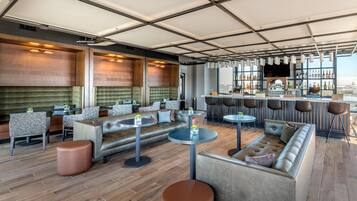 2 restaurants, breakfast served