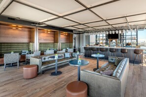 2 restaurants, breakfast served - Cambria Hotel Washington D.C. Navy Yard Riverfront (Washington)