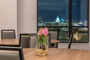 2 restaurantes, se sirve desayuno