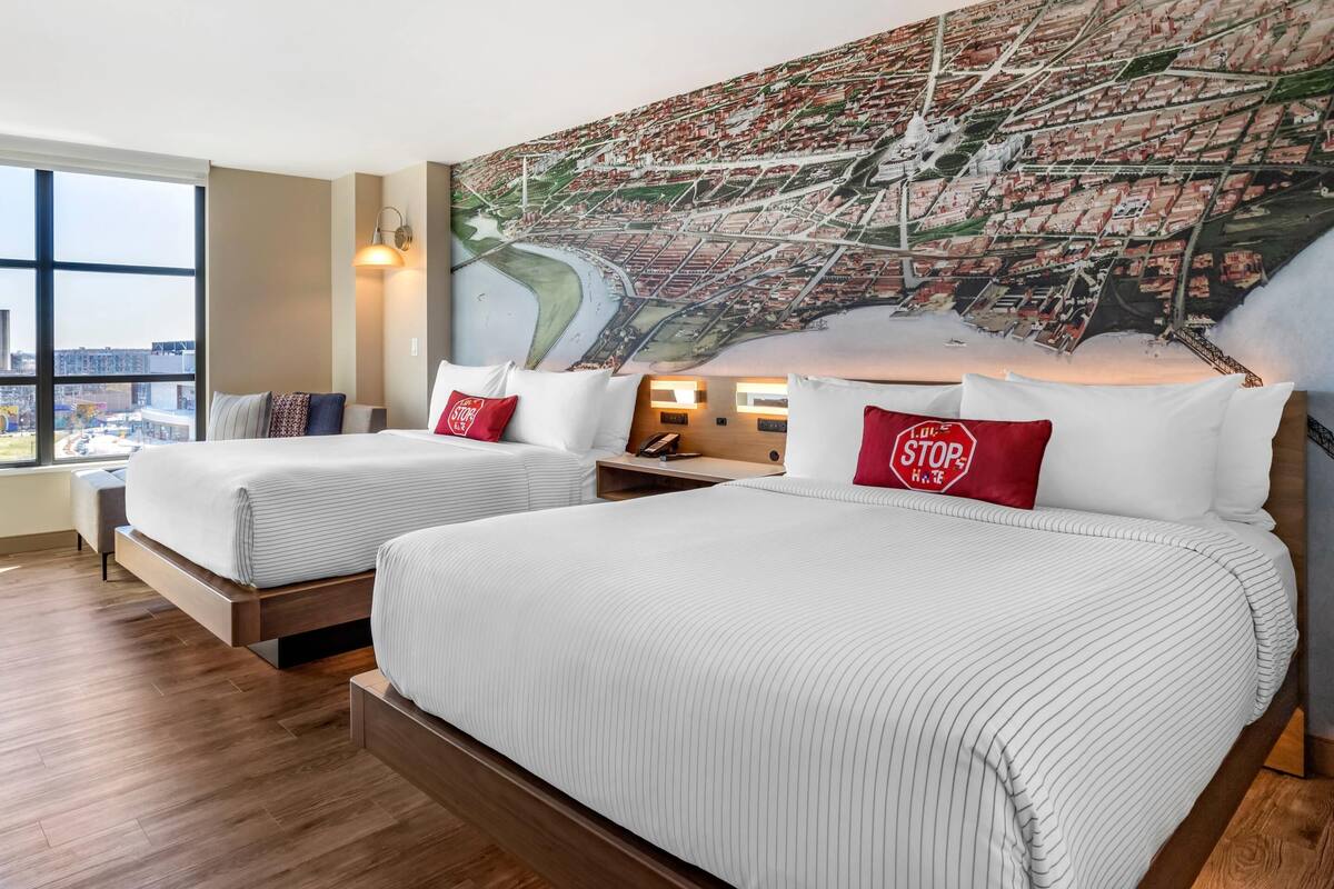Ropa de cama de alta calidad y caja de seguridad en la habitación 