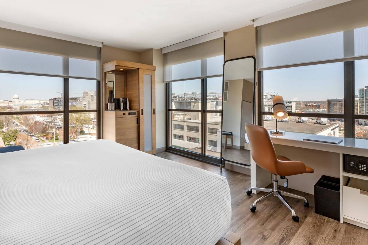 Habitación cuádruple Premium, 1 cama King size, para no fumadores, en esquina (Larger Room) | Ropa de cama de alta calidad y caja de seguridad en la habitación 