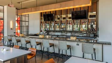 2 restaurants servant le déjeuner, le dîner et le souper