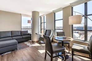 Premium bedding, in-room safe, individually decorated - Cambria Hotel Washington D.C. Navy Yard Riverfront (Washington)